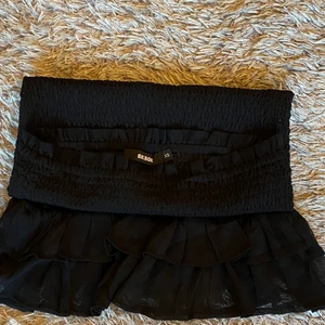 Sommrig bikbok kjol😍😍 - Säljer denna as snygga sommarkjolen ifrån bikbok i storlek xs. Köptes förra året men har endast använts högst 3 gånger. Säljer då den inte kommer till någon användning men är så gott som ny❤️❤️😍😍kom privat för flera bilder. Köptes för 199kr ungefär🥰