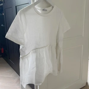 volang tshirt - Såå fin och trendig tshirt från zara med volang. Skriv om ni vill ha fler bilder!! Helt slutsåld men väldigt perfekt nu till sommaren🫶🫶