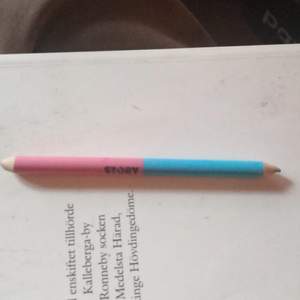 Läpp och ögon penna.begagnad.aldrig använd.rosa och blå färg.