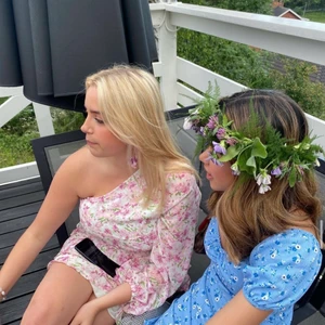 Sommar klänning  - Säljer en av mina gammla favorit sommar klänningar för att få lite mer plats i garderoben för nytt. Klänningen har en bar Axel och resår midjan.