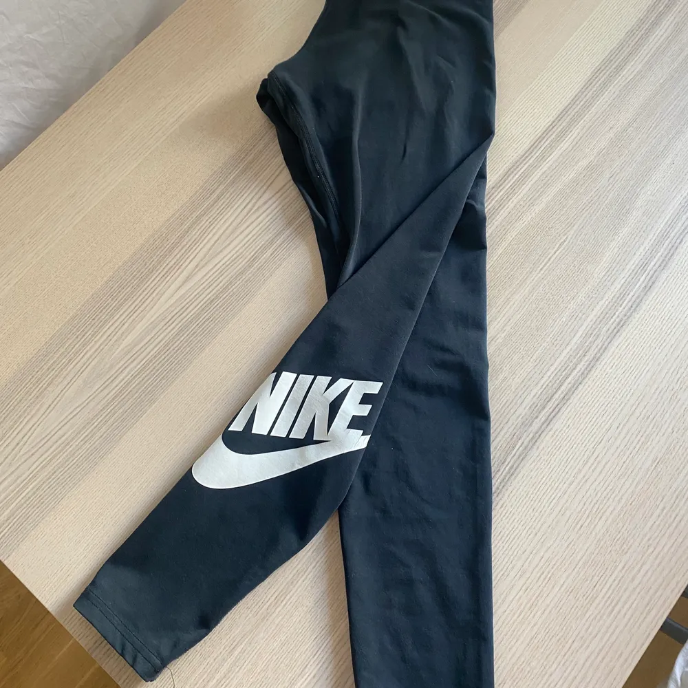 Svarta träningsleggings från Nike. Storlek Medium . Jeans & Byxor.