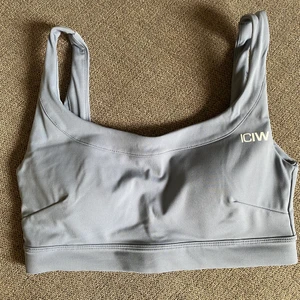 Sport-BH Icaniwill INGÅR I SET - Sport-BH från Icaniwill, säljer matchande tights i inlägget efter detta så kika där! Jättefina och knappt använda, jättebra skick. Skönt material som är väldigt tunt. Har klippt bort lappen med storlek men gissar på S, det är vad jag brukar ha. Skickar givetvis i samma paket ifall ni köper tightsen till! 