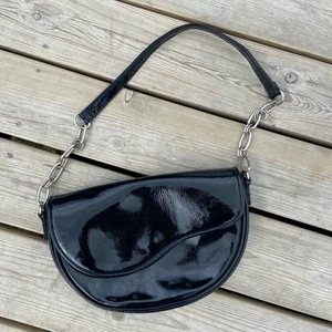 Axelremsväska 🖤 - En jätte fin svart väska med silvriga detaljer. Använd fåtal gånger, kommer ej till använda längre🫶🏼