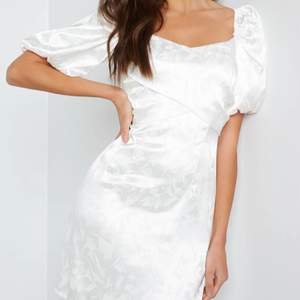 Supersnygg vit helt ny klänning som nästan är slutsåld på bubbleroom. Helt ny i strl 34!