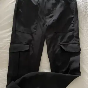 Svarta snygga byxor från bikbok