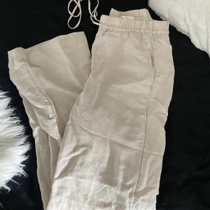 Linnebyxor - Säljer dessa superfina linnebyxor från hm pga inte fått användning för de då det inte riktigt är min stil. Långa och passar mig som är 174 cm! Helt oanvända, storlek S. Budgivning ifall många är intresserade.