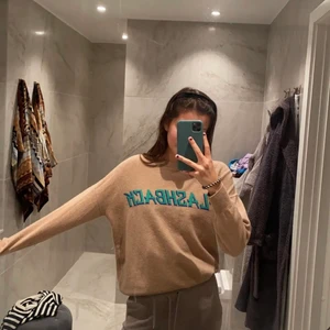 Sandro Paris Flashback tröja - Förra säljarens bilder! Så fin stickad kashmir tröja. Inga hål eller fläckar men lite nopprig men det går att ta bort med kashmir kam. Strl 34/36 vilket motsvarar S/M