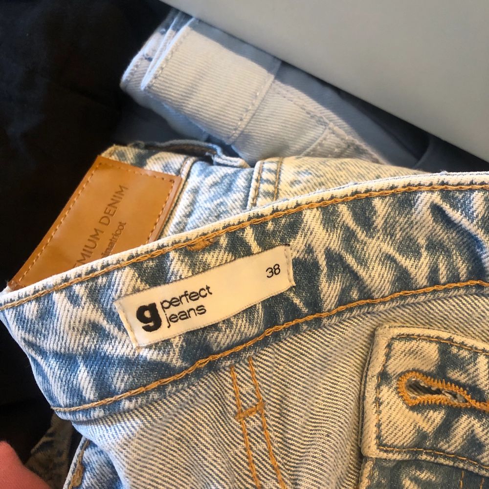 90s blåa jeans från gina tricot i storlek 38/M. endast använda ett fåtal gånger då det inte riktigt är min stil längre. de är därför i bra skick. köpte dem för 500 kr 🤍. Jeans & Byxor.