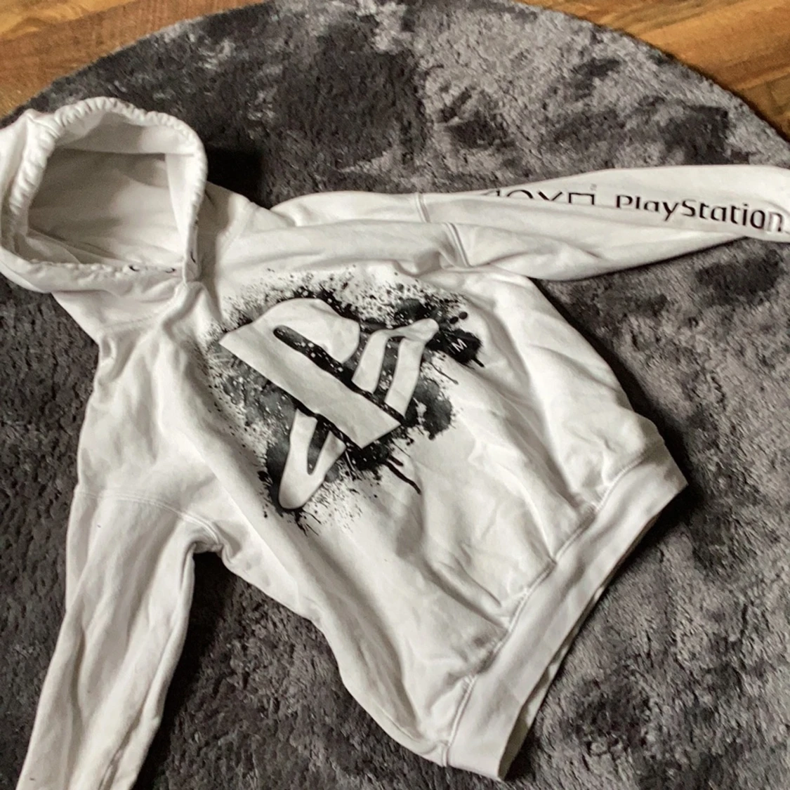 En vit hoodie med svart playstation - 90
