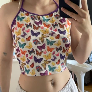 Shein topp - Superfin topp med fjärilar från Shein, använd fåtal gånger. Den är i stort sett helt som ny 💗