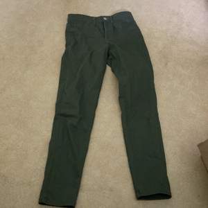 Mörkgröna jeans från BikBok, strl S.                                            400kr