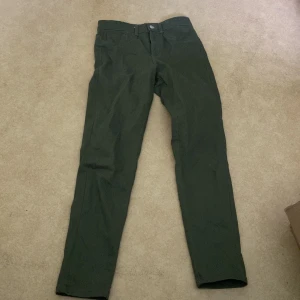 Jeans - Mörkgröna jeans från BikBok, strl S.                                            400kr