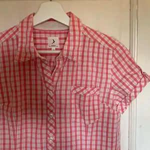 Snygg rosa skjorta från märket Boomerang i strl 38💗 kan mötas upp i Stockholm eller posta, frakt ingår i priset💋