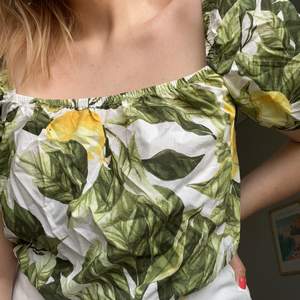 Puffig blus från H&M med citroner på 🍋🤍 storlek L. Är gjord av luftigt bomull 🤍