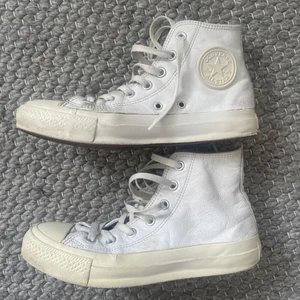 Converse - Vita converse i skinn. Helt okej skick, skriv för bättre bilder💕