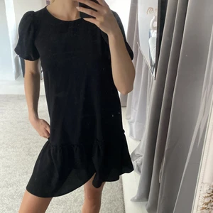 Svart klänning  - Super söt Svart klänning ifrån hm!! I nyskick 
