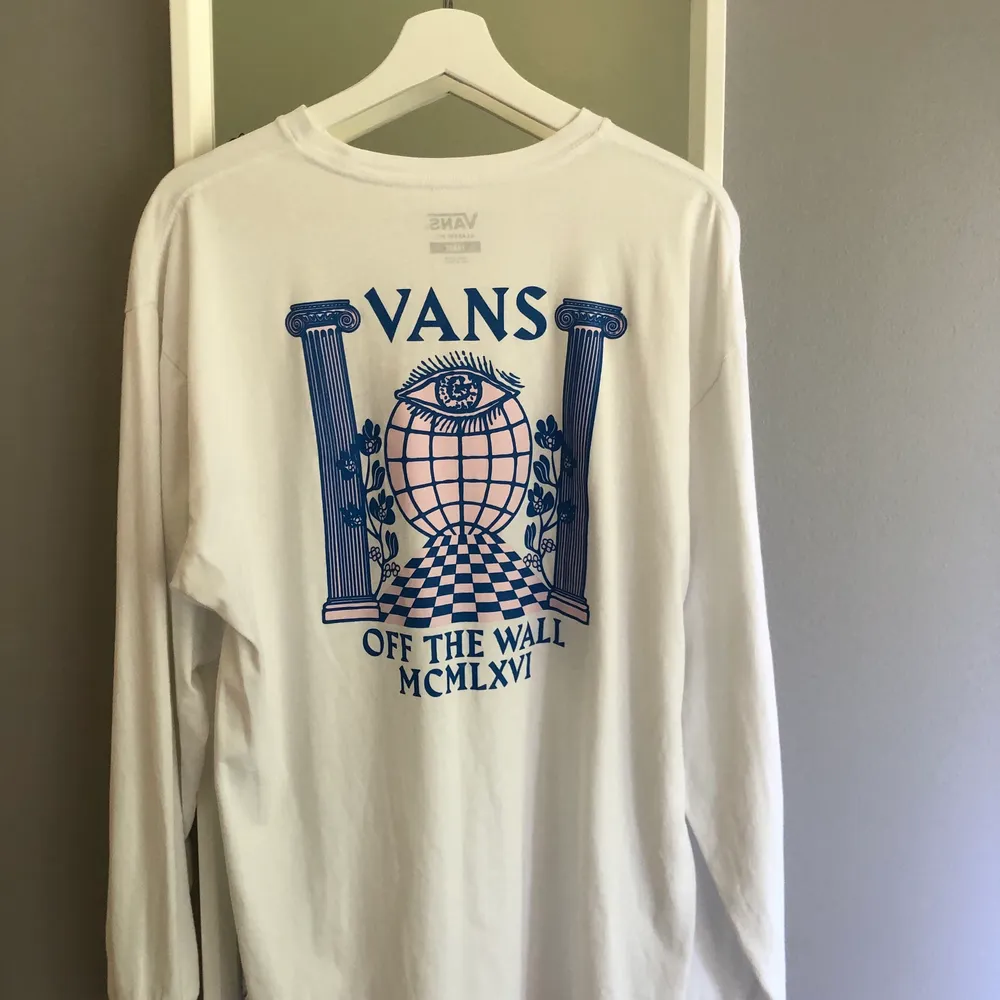 Vitt och blå vans longsleeve i storlek L. Köppt på carlings för 600kr tror jag. Tröjor & Koftor.