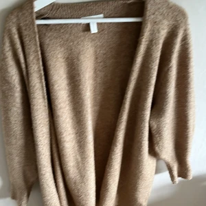 Hm kofta - Hm kofta! Storlek S! Säljer för att jag inte använder! Lite sliten men är i ett bra skick! Säljer för ja aldrig använder 