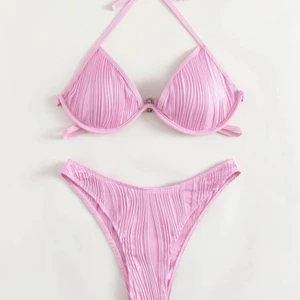 Bikini set - Säljer bikini set från shein i storlek L💕 helt oanvänt, köparen står för frakten!