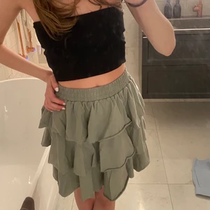 Volangkjol - Så söt volangkjol från Asos, använd ca 2-3 gånger så i nästan nyskick. Jättefin och slutsåld! Grå/grön färg