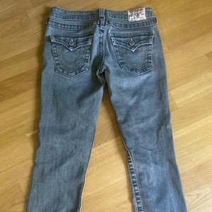 True Religon Jeans - Jättefina grå true religon jeans som jag inte får någon användning för 💗💗