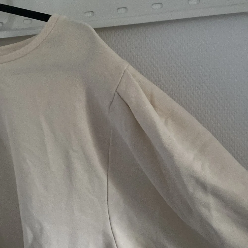 En vit tröja med detalj i axeln, inte använd men finns ingen prislapp på💕 köparen står för frakten.. Blusar.
