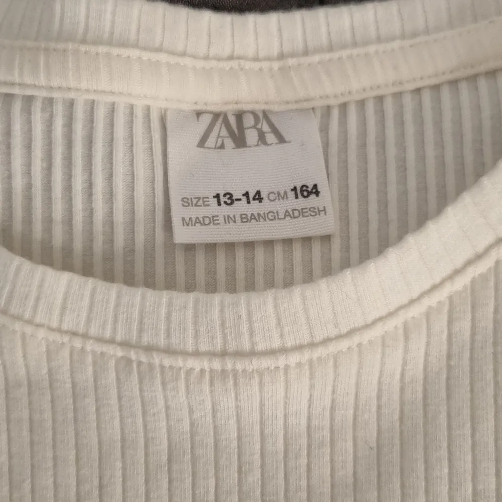 Säljer en vit tröja från zara som är jätre fin nu till sommarn, den är aldrig andvänd och inga defekter. Den är storlek 13-14 164 i barn men passar small!. Tröjor & Koftor.