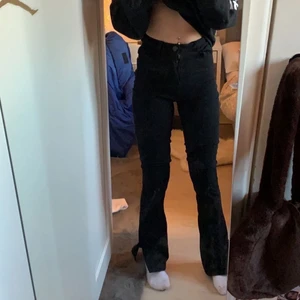 Svarta bootcut  - Lägger ut mina svarta bootcut jeans igen, de har en slits där nere. använda 1 gång! (Jag är 160) 