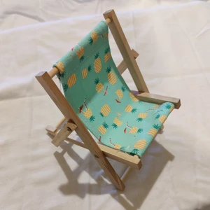 Minisolstol - Jättesöt liten solstol som är till för att ställa telefonen i, men kan användas till annat också! Jättesöt! Kan både skicka spårbart och ej spårbart