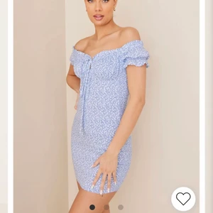 Klänning från Nelly  - Super fin klänning köpt från Nelly för 369 kr, det är samma färg på klänningen på första bilden från hemsidan som på andra bilden men det var jättesvårt att få fram färgen i kameran.