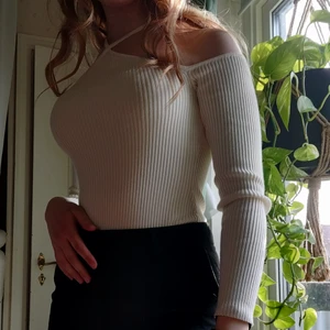 Body - Jättefin vit Body med superfräckt axelparti från märket Abercrombie and Fitch. Väldigt skönt och kvalitativt tyg och endast testad. Kan både skicka spårbart och ej spårbart