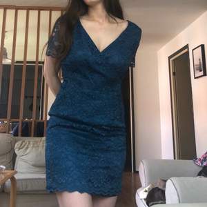 Liz Clairborne dress, estimated to be made in 1974-1995, according to the ILGWU label and the RN number.  I have a pretty small butt and this dress is still a bit tight on my butt and roomy around chest, but, it is a petite sized dress, and that i’m not<3