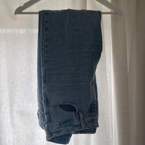 Superfina jeans från H&M. Oanvända i storlek 34. Hål på bägge knäna. Köpta för 300, säljer för 90kr + frakt💐