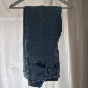 Jeans - Superfina jeans från H&M. Oanvända i storlek 34. Hål på bägge knäna. Köpta för 300, säljer för 90kr + frakt💐