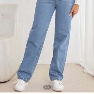Super fina jeans helt nya tyvärr alldeles för stor för mig.Dom är i storlek 36. Jätte svårt att få med färgen på sista bilden. Men det är samma färg som det är på dom två första bilderna. Det är ungefär den modellen på jeansen. Skriv om ni vill ha bild.