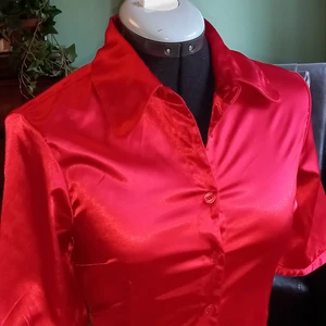 Röd blus storlek S - Röd kortärmad blus i glansigt material, storlek S, pris 40kr plus frakt 66kr😊