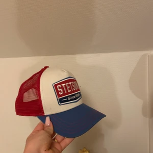 Stetson keps trucker hat - Stetson keps. Skitsnygg och har använd några gånger. Köpt för 500kr och säljer för 199 pga 9/10 i skick. Pris kan diskuteras💕💕