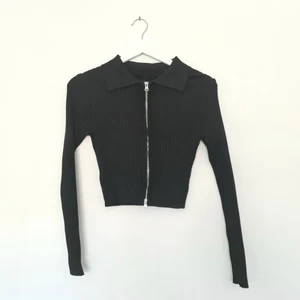 Svart piké cardigan med dubbla blixtlås  - Snygg passform och bra kvalitet. Dragkedja uppe och nere för att kunna styla den som man vill. Knappt använd. Köpt på yesstyle 2020 Köparen står för frakten 