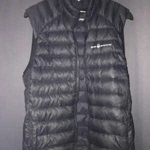 Svart sail racing väst  - Prefekt nu till sommaren. Säljs pågrund av att den blivit för liten för mig:( fint skick. Inga hål osv… 