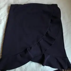 Så fin svart kjol från NLY-one. Passar jättebra till allting & nästan oanvänd. Dm vid frågor!🥰