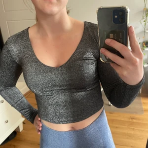 Festtop BikBok - Glittrig, croppad, v-ringad festtop från BokBok! Knappt använd så väldigt bra skick😊  Pris kan diskuteras vid snabb affär, frakt betalas av köparen.  Skriv gärna om ni har frågor eller vill ha fler bilder💕