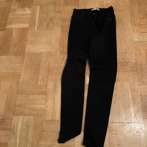 Svarta stuprörs jeans  - Svarta stuprörs jeans 