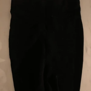 Bik bok kjol - Kjol från Bik Bok i storlek M. Nära figurform och knälång, extremt fin och sexig, använd mindre än 5 ggr.