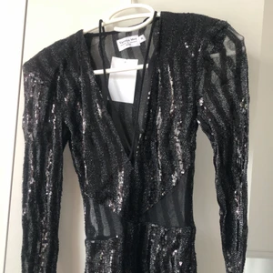 Sparkle dress - Vacker Oanvänd glittrig NA-KD klänning i storlek XS. 