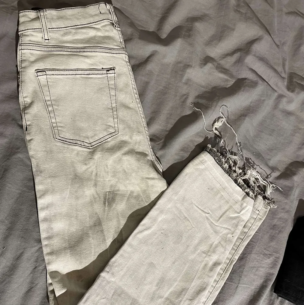 Coola milerade jeans (är mer marmor mästrade irl) raka jeans. säljer för dom tyvär blivit för små. Är typ som nya inget uttöjt inga hål eller fläckar. Läs min bio innan du köper💗💗. Jeans & Byxor.