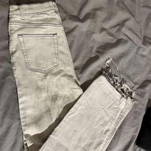 Coola milerade jeans (är mer marmor mästrade irl) raka jeans. säljer för dom tyvär blivit för små. Är typ som nya inget uttöjt inga hål eller fläckar. Läs min bio innan du köper💗💗