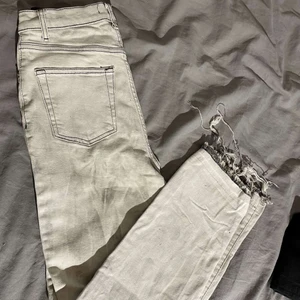 Nakd jeans - Coola milerade jeans (är mer marmor mästrade irl) raka jeans. säljer för dom tyvär blivit för små. Är typ som nya inget uttöjt inga hål eller fläckar. Läs min bio innan du köper💗💗