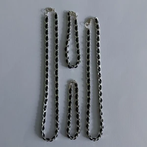 Halskedor och armband för han och henne - Med äkta läder inflätat i kedja, har gjort dom själv. Snygga och tuffa Den längsta kedjan är 46,5cm den kortare 43cm, armbanden 22 respektive 20cm Bredden är 7mm Nickelfritt  Portot blir 26kr för båda