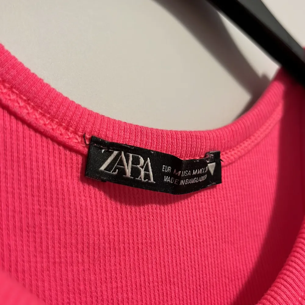 Ett jättefint linne från Zara som jag köpte förra året. Linnet är i bra skick, som ny. Den är väldigt bekväm! Säljer pga den är lite för stor på mig, jag föredrar lite tajtare linnen. Storleken är M och jag brukar ha på mig XS/S i linnen och toppar💕. Toppar.