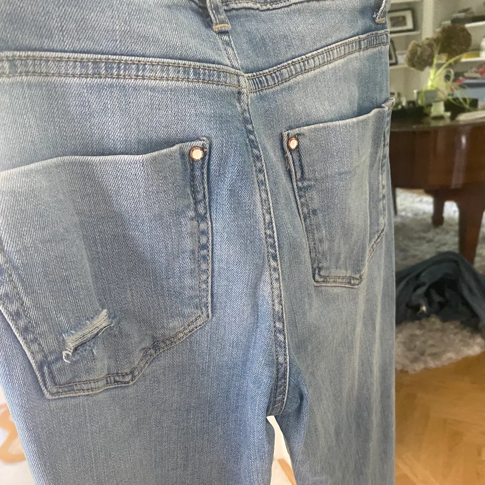 jeans från zara i strl 34. Jeans & Byxor.